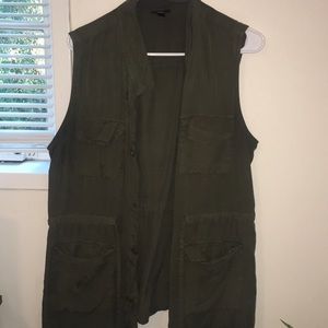 Green sleeveless vest with pockets size L